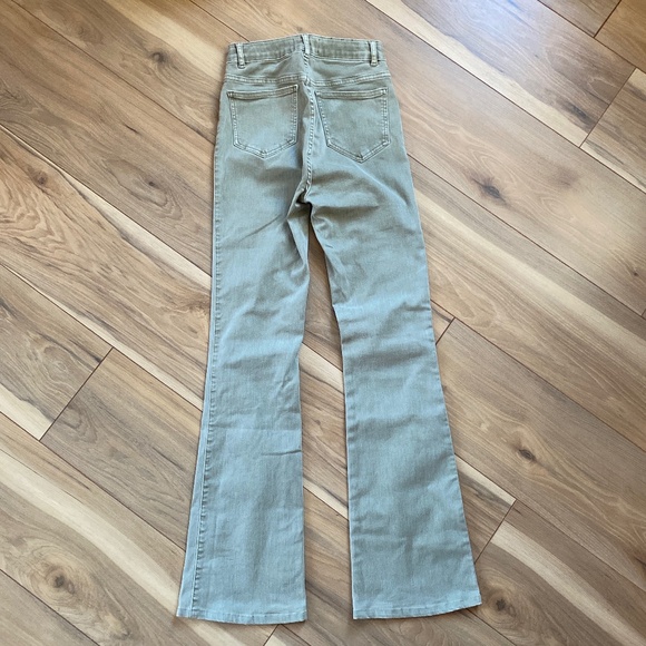 Fitjeans - Pastel Flared khaki (Like New) - Picture 8 of 11